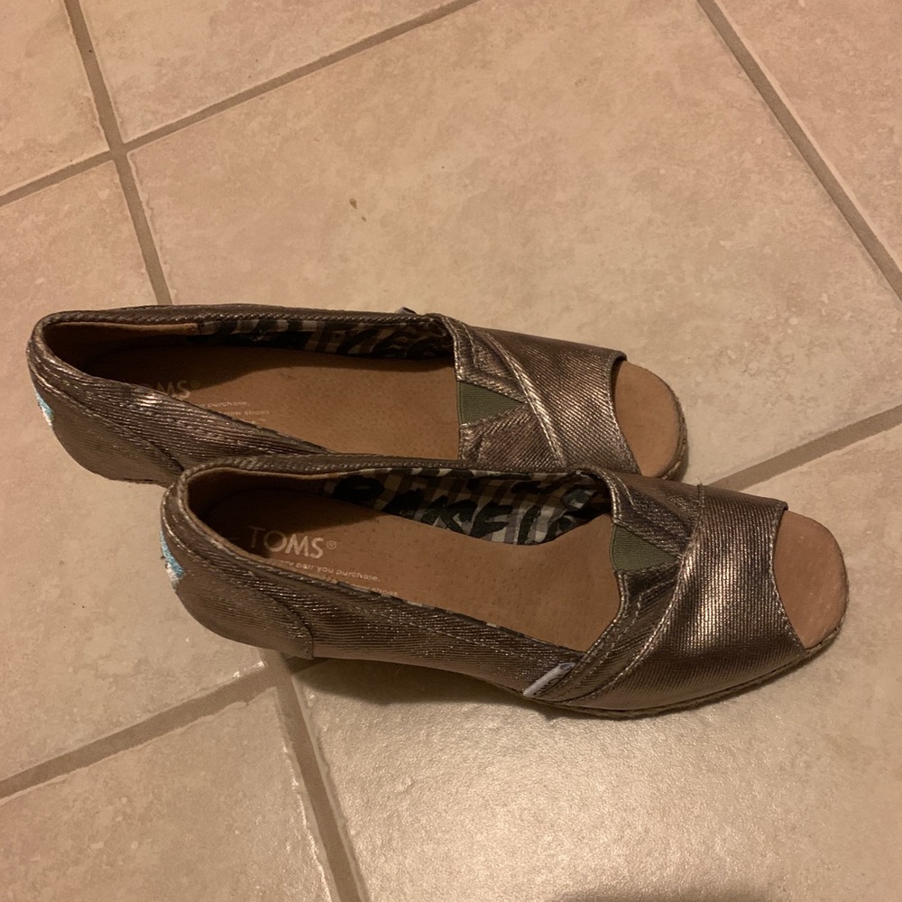 Toms Metallic RARE peep toe wedge. Excellent shape